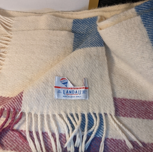 Landau Wool Blanket 80 x 58 - Picture 3 of 3